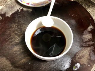 11、#年年有鱼#桃花流水鳜鱼肥➕家常清蒸鳜鱼,加入少许白糖，搅拌均匀，尝下咸淡，根据个人口味添加少许盐，然后可以把准备好的调味汁在微波炉里转1分钟加热一下。