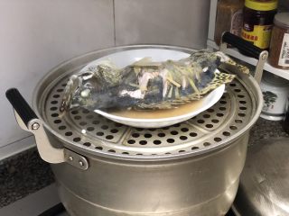 12、#年年有鱼#桃花流水鳜鱼肥➕家常清蒸鳜鱼,蒸好的鳜鱼取出，小心烫喔