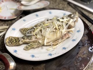 14、#年年有鱼#桃花流水鳜鱼肥➕家常清蒸鳜鱼,怕吃到姜的，可以把姜丝取出，在鱼身上撒上一些葱丝