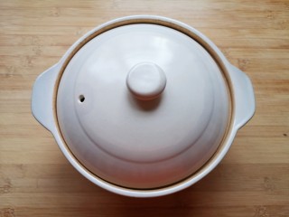 6、红枣南瓜粥,砂锅盖上盖子大火烧开。