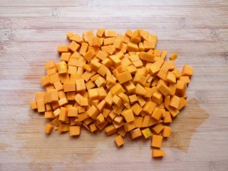 10、红枣南瓜粥,切成小块。