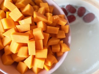 12、红枣南瓜粥,下入南瓜。