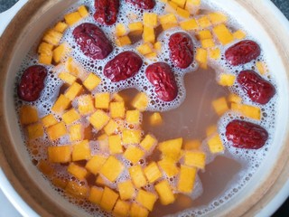 13、红枣南瓜粥,用勺子搅拌均匀。