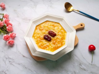 17、红枣南瓜粥,盛在漂亮的碗里让人更有食欲。