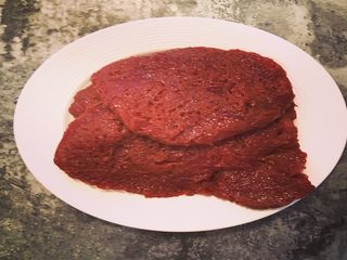 1、健身减脂杂蔬牛排,将红酒、黑胡椒、适量食盐加入牛排腌制30分钟至60分钟；