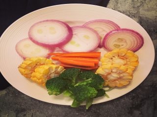 2、健身减脂杂蔬牛排,将各种蔬菜洗净，切好备用；