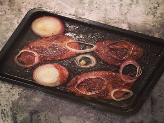 4、健身减脂杂蔬牛排,放入烤箱，上下20度烤至25分钟，此处需要根据各家烤箱的脾气灵活掌握烤至时间；