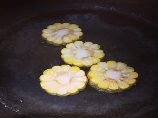 5、健身减脂杂蔬牛排,锅内烧水，水中加入稍许食盐，然后放入玉米烫熟捞出；
