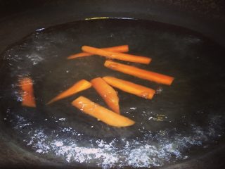 6、健身减脂杂蔬牛排,放入胡萝卜烫熟捞出；