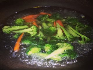 7、健身减脂杂蔬牛排,偷懒花椰菜也一起放进去了；