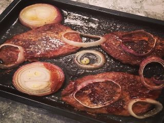 8、健身减脂杂蔬牛排,牛排烤好后从烤箱取出装盘即可；