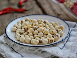 1、莲子炖牛排,准备好上好的莲子