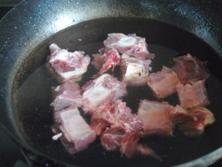 6、莲子炖牛排,冷水下锅，起火