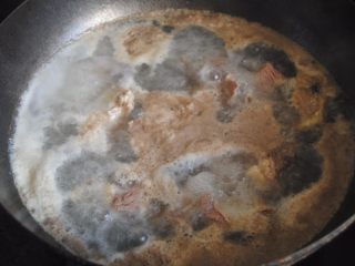 7、莲子炖牛排,煮沸后再煮3分钟，过程不断翻滚