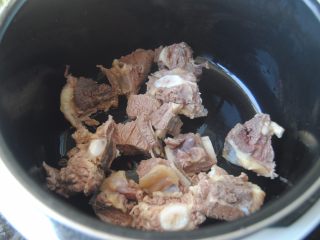 8、莲子炖牛排,洗净表面的浮沫放进高压锅