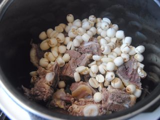 9、莲子炖牛排,放入莲子