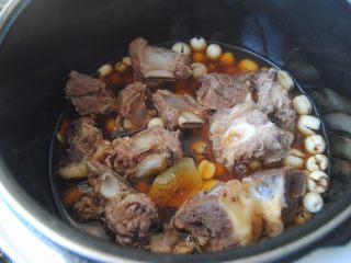 11、莲子炖牛排,放入没过食材2/3满的清水，盖上盖子高压20分钟