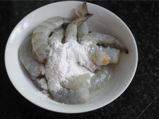 3、宫保凤尾虾,将虾仁放入碗中，加入白胡椒粉、盐1克，生粉5克，油20克，反复抓揉至起胶，盖上保鲜膜，放入冰箱冷藏10分钟