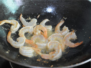 8、宫保凤尾虾,将虾仁倒进去，中火慢慢翻炒
