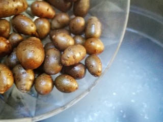 10、香香糯糯～山药豆养生粥,米汤煮开后 加入山药豆