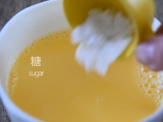 2、食疗缓解痛经的小妙招——龙眼茶碗蒸,倒入糖继续搅拌均匀