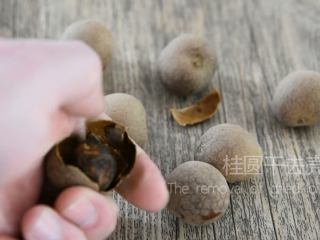 3、食疗缓解痛经的小妙招——龙眼茶碗蒸,桂圆干去壳