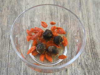4、食疗缓解痛经的小妙招——龙眼茶碗蒸,用清水浸泡枸杞、桂圆备用