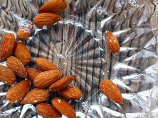 6、牛奶杏仁银耳,杏仁放入清水中清洗干净