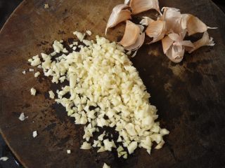 3、金蒜炒饭,蒜切小颗