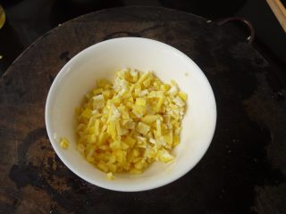 6、金蒜炒饭,把煎熟的蛋切小颗待用