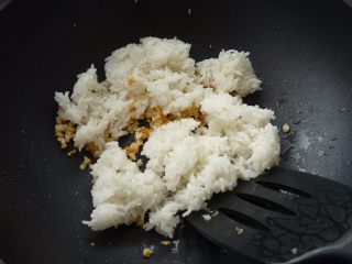 9、金蒜炒饭,投入米饭