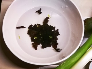 2、萝卜木耳玉米团子,木耳泡发 焯水