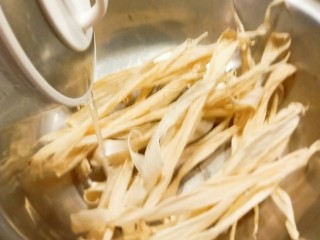 3、萝卜木耳玉米团子,干玉米叶子放盆里倒入开水