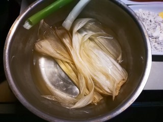 4、萝卜木耳玉米团子,玉米叶子泡水后慢慢舒展开 备用