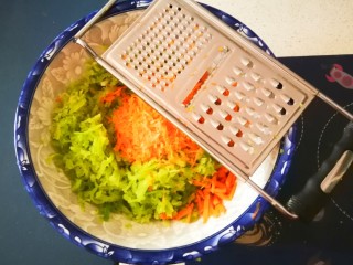 5、萝卜木耳玉米团子,萝卜擦丝备用