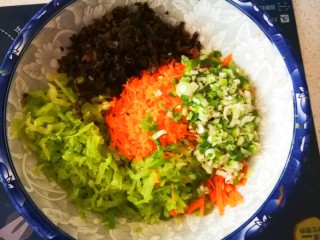 6、萝卜木耳玉米团子,葱切碎 木耳切碎