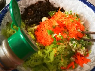 7、萝卜木耳玉米团子,放入盐和粉类调料