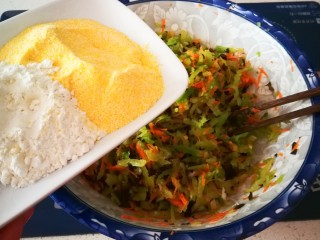 8、萝卜木耳玉米团子,加入玉米面和全麦粉