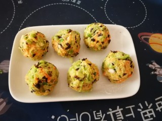 10、萝卜木耳玉米团子,团成球状