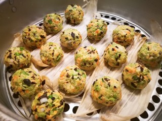 11、萝卜木耳玉米团子,依次做好 蒸锅水烧开后 蒸屉铺好玉米叶子 将团子码放整齐 蒸12分钟