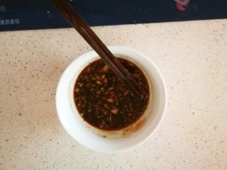 12、萝卜木耳玉米团子,蒸制时 调一小碗蘸料 按自己口味即可 我用了生抽 耗油 醋 蒜末 姜末 糖 麻酱 可按自己口味调整