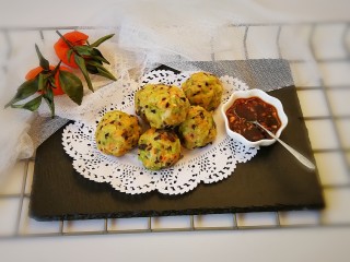 13、萝卜木耳玉米团子,蒸熟了 出锅了 蘸着小料吃