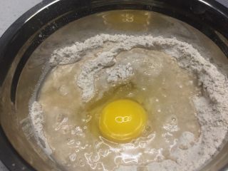 3、全麦司康~超简单无油低脂版,加入牛奶、鸡蛋搅拌均匀