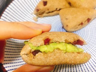 13、全麦司康~超简单无油低脂版,营养健康 中间还可以切开加果酱啦 牛油果之类自己喜欢东西当小三明治吃~