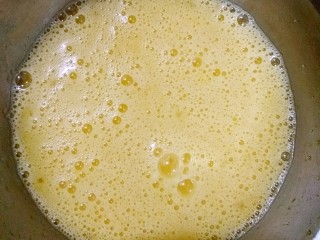 4、坚果无水蛋糕,将鸡蛋和白糖一起打散（半打发状态即可）。