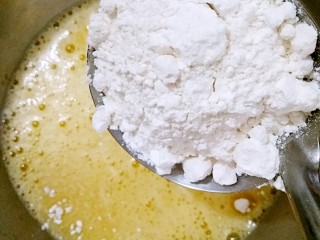 5、坚果无水蛋糕,在打散的蛋液中筛入150g低粉，搅拌均匀至无颗粒状。