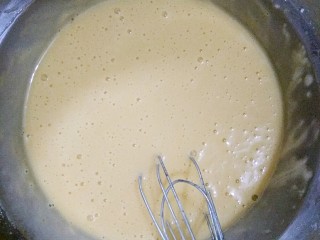 6、坚果无水蛋糕,将搅拌均匀的粉糊静置10-15分钟。