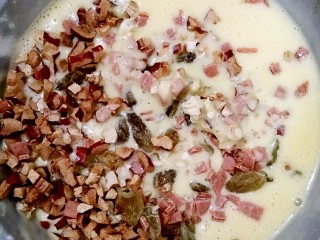 7、坚果无水蛋糕,然后加入切好的坚果碎。