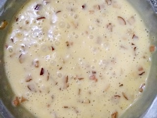 8、坚果无水蛋糕,继续搅拌均匀。