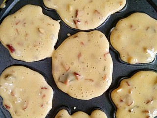 9、坚果无水蛋糕,蛋糕机预热，薄刷一层橄榄油，倒入搅拌均匀的粉糊。